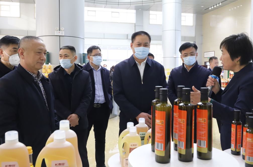 濱州市副市長、市公安局局長郝建來山東三星集團(tuán)督導(dǎo)食品安全“兩個責(zé)任”工作機(jī)制落實(shí)情況